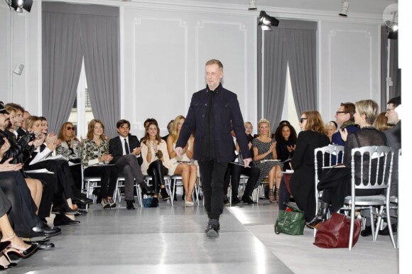 Bill Gaytten, qui assure l'intérim après le départ de John Galliano, est ovationné par les invités du défilé Christian Dior haute couture printemps-été 2012 à Paris, le 23 janvier 2012.