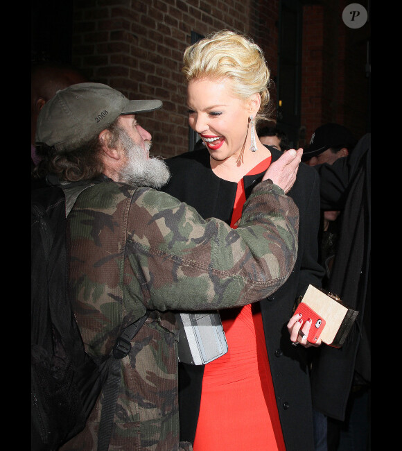 Katherine Heigl, embrassée par le célèbre Radioman, quittant l'avant-première du film Recherche Bad Boys Désespérément à New York le 24 janvier 2012