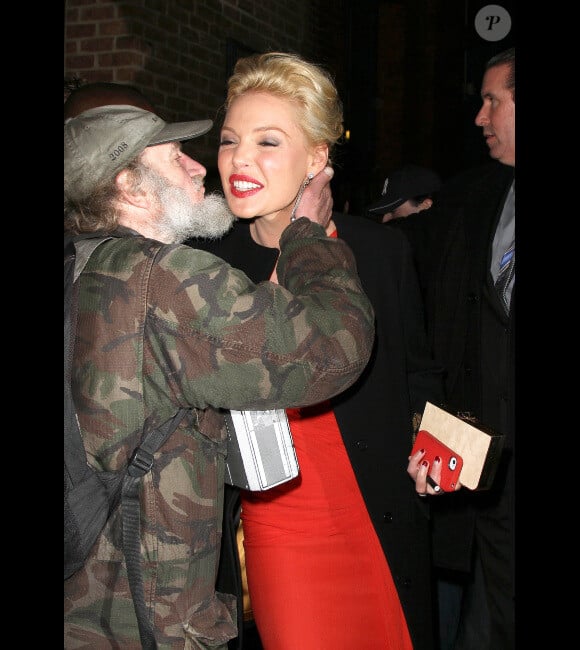 Katherine Heigl, embrassée par le célèbre Radioman, quittant l'avant-première du film Recherche Bad Boys Désespérément à New York le 24 janvier 2012