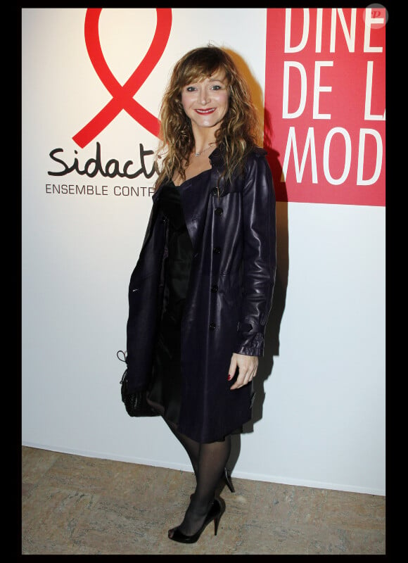 Julie Ferrier porte une robe en soie Gérard Darel au Dîner de la mode en faveur du Sidaction, au Pavillon d'Armenonville à Paris, le 26 janvier 2012.