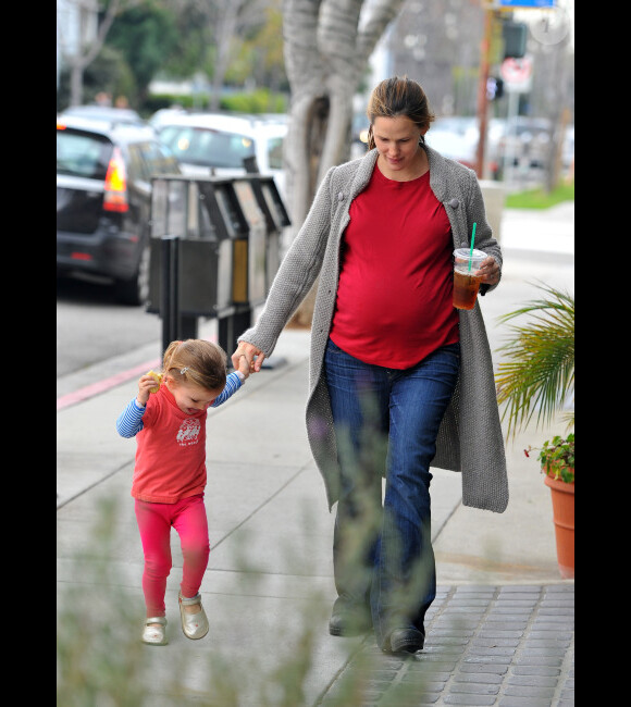 Jennifer Garner, enceinte, avec Seraphina à Los Angeles, le 27 janvier 2012