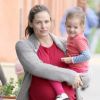 Jennifer Garner, enceinte, avec sa fille Seraphina dans les rues de Los Angeles, le 27 janvier 2012