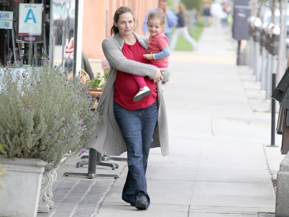 Jennifer Garner, enceinte, avec sa fille Seraphina dans les rues de Los Angeles, le 27 janvier 2012