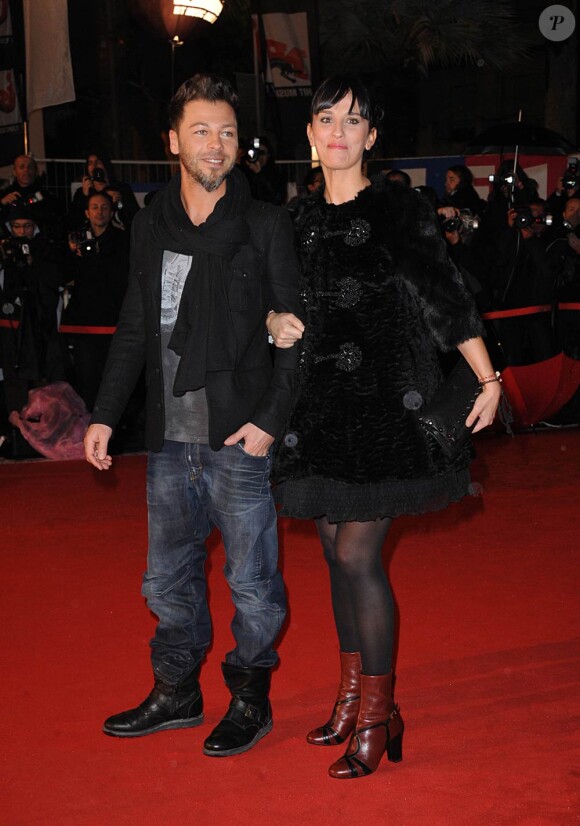 Christophe Maé et sa femme Nadège ont quitté leur repaire pour apparaître sur le tapis rouge de la 13e édition des NRJ Music Awards, au palais des festivals de Cannes, le 28 janvier 2012.