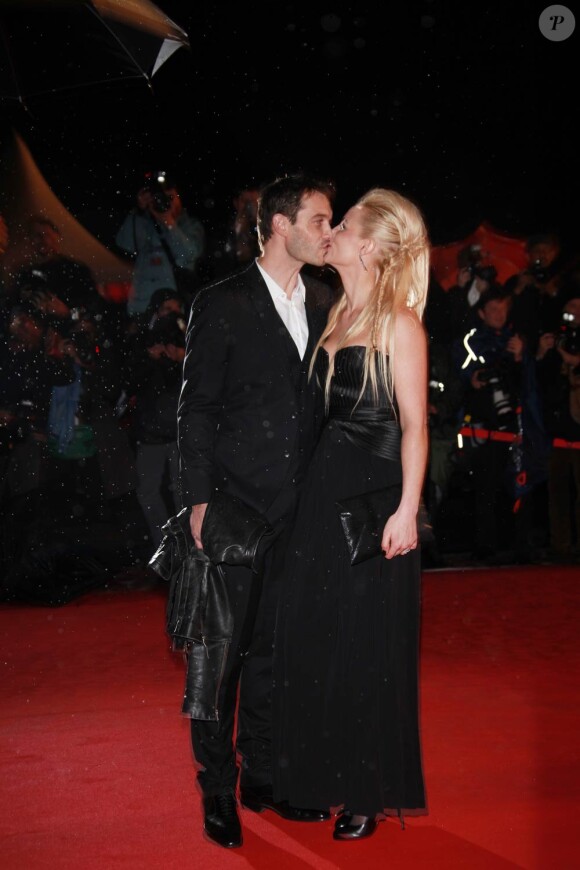 Elodie Gossuin et son époux Bertrand Lacherie sur le tapis rouge de la 13e édition des NRJ Music Awards, au palais des festivals de Cannes, le 28 janvier 2012.