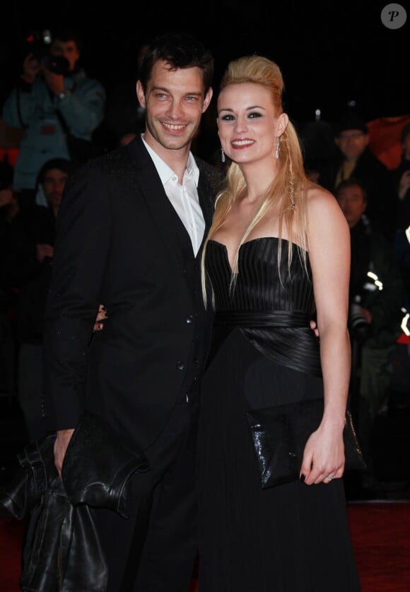 Elodie Gossuin et son époux Bertrand Lacherie sur le tapis rouge de la 13e édition des NRJ Music Awards, au palais des festivals de Cannes, le 28 janvier 2012.