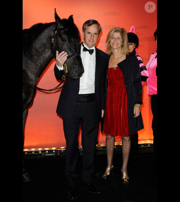 Bernard de la Villardière pose avec sa femme lors du dîner de gala du Prix d'Amérique Marionnaud 2012, le 28 janvier 2012 à Paris