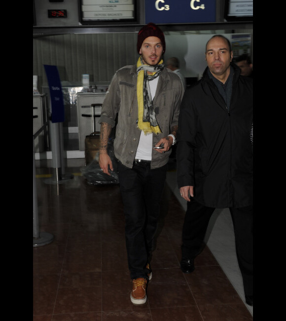 M. Pokora arrive à l'aéroport de Nice, le 29 janvier 2012