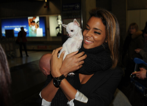 Shy'm et son chien arrivent à l'aéroport de Nice, le 27 janvier 2012