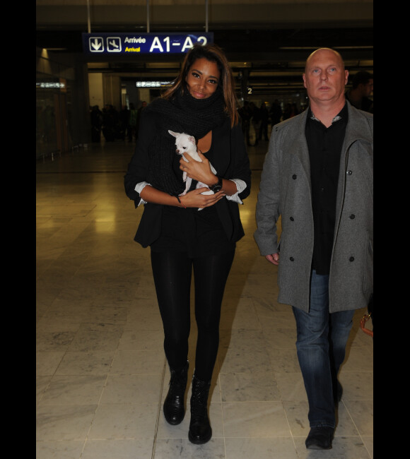 Shy'm et son chien arrivent à l'aéroport de Nice, le 27 janvier 2012