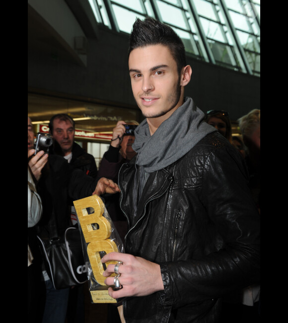 Baptiste Giabiconi arrive à l'aéroport de Nice, le 27 janvier 2012
