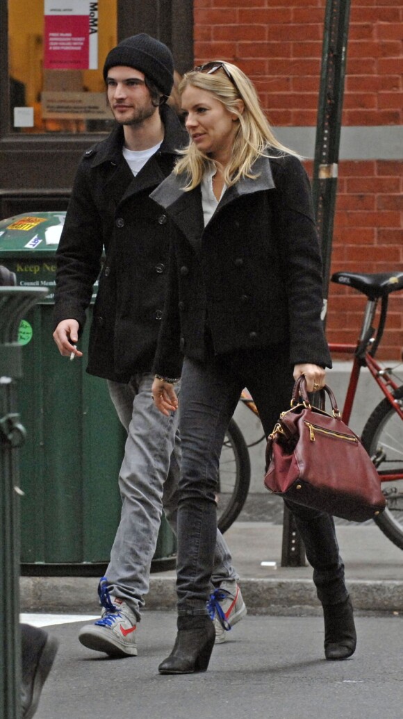 Sienna Miller et son chéri Tom Sturridge à New York en 2009