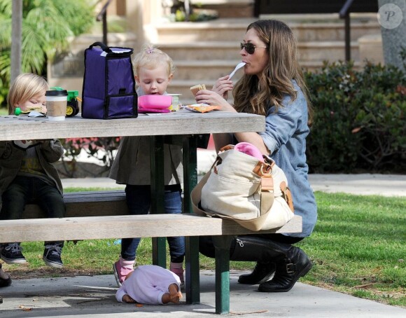 Rebecca Gayheart passe du bon temps avec sa fille Billie, le 27 janvier 2012 à Los Angeles