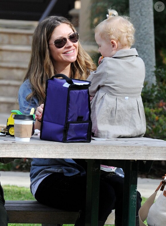 Rebecca Gayheart très heureuse en compagnie de sa fille Billie, le 27 janvier 2012 à Los Angeles