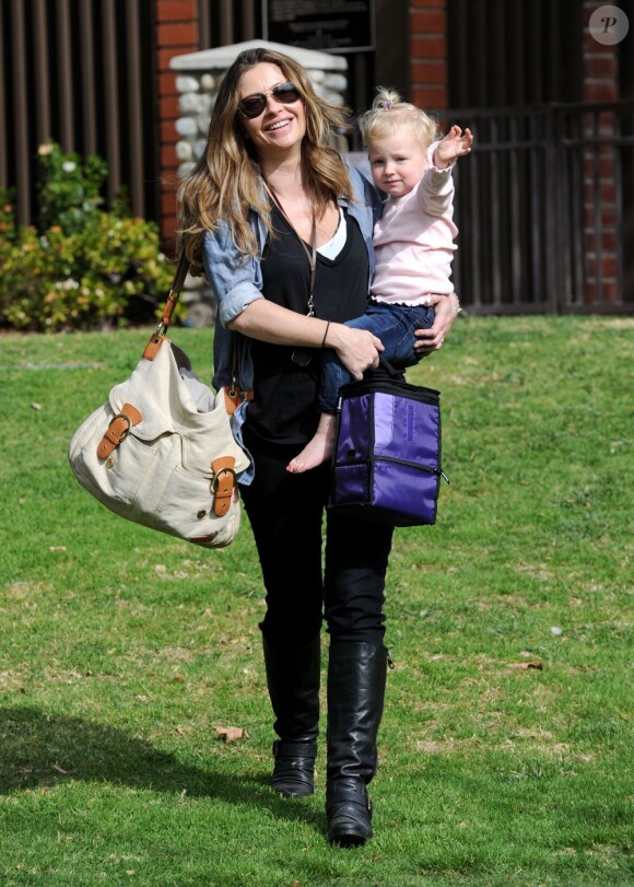 Rebecca Gayheart va au parc avec sa fille Billie, le 27 janvier 2012 à Los Angeles