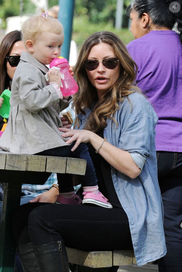 Rebecca Gayheart passe du bon temps avec sa fille Billie, le 27 janvier 2012 à Los Angeles