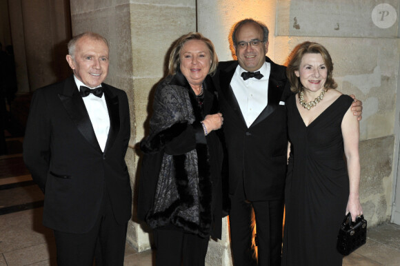 Monsieur et madame François Pinault au côté du Professeur David Khayat lors de la soirée de gala au château de Versailles, au profit de l'association AVEC (Association pour la vie espoir contre le cancer), le 30 janvier 2012