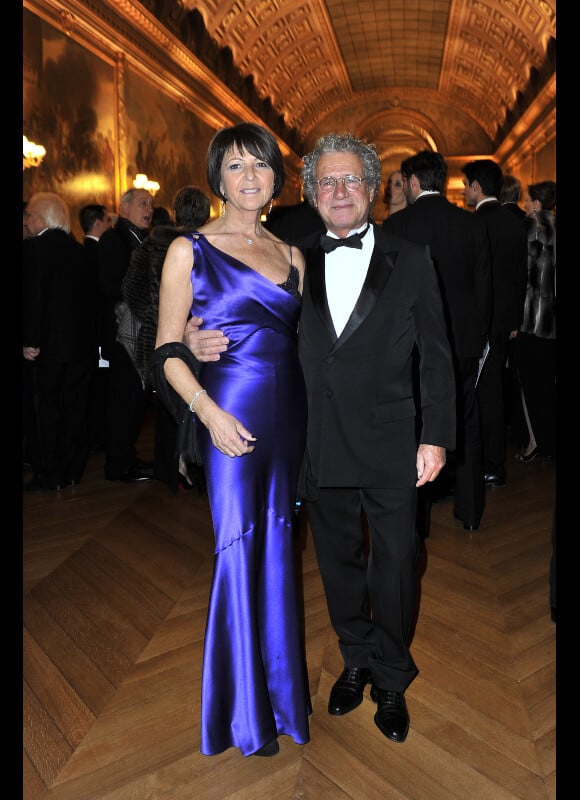 Monsieur et madame Laurent Dassault lors de la soirée de gala au château de Versailles, au profit de l'association AVEC (Association pour la vie espoir contre le cancer), le 30 janvier 2012