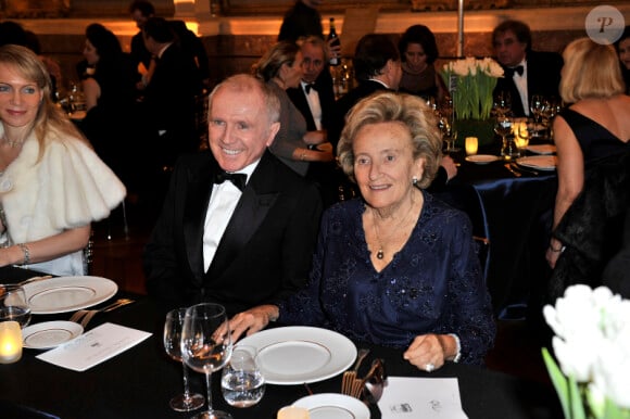 François Pinault et Bernadette Chirac lors de la soirée de gala au château de Versailles, au profit de l'association AVEC (Association pour la vie espoir contre le cancer), le 30 janvier 2012
