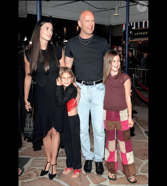 Demi Moore, Bruce Willis et leurs filles Tallulah Belle et Scout Larue en 2001 à Los Angeles.