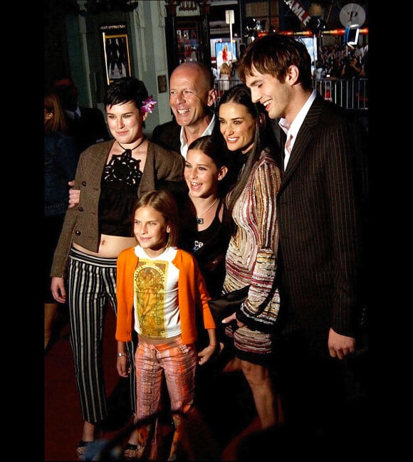 Demi Moore, Bruce Willis, leurs filles Rumer, Scout, Tallulah, et Ashton Kutcher et en 2003 à Los Angeles.