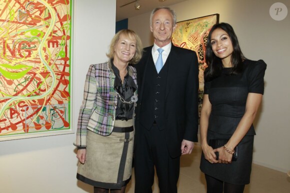 Rosario Dawson aux côtés du président de Montblanc Lutz Bethge et de sa femme Gaby à Hambourg, le 31 janvier 2012.