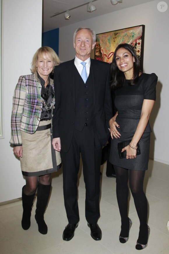 Gaby Bethge, son mari le président de Montblanc International Lutz Bethge et l'actrice Rosario Dawson célèbrent les dix ans de la fondation d'art à Hambourg, le 31 janvier 2012.