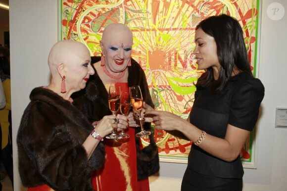 Rosario Dawson trinquent avec les artistes berlinoires Eva et Adele à Hambourg, le 31 janvier 2012.