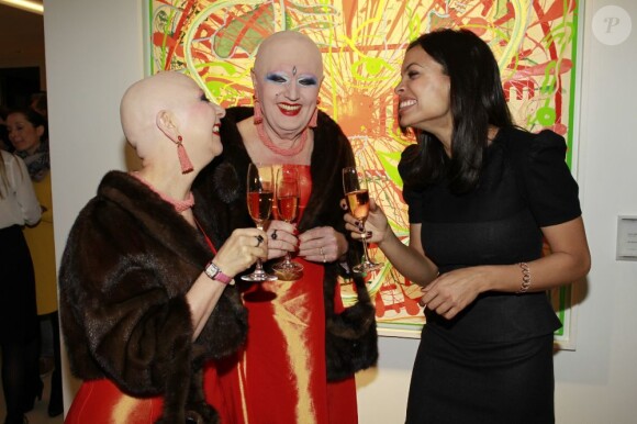 Les artistes Eva et Adele partagent une coupe de champagne avec Rosario Dawson à Hambourg, le 31 janvier 2012.