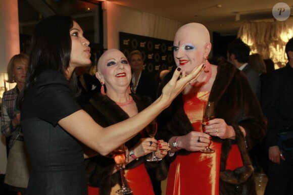 Rosario Dawson, éblouie par l'oeuvre réalisée par Eva et Adele. Hambourg, le 31 janvier 2012.