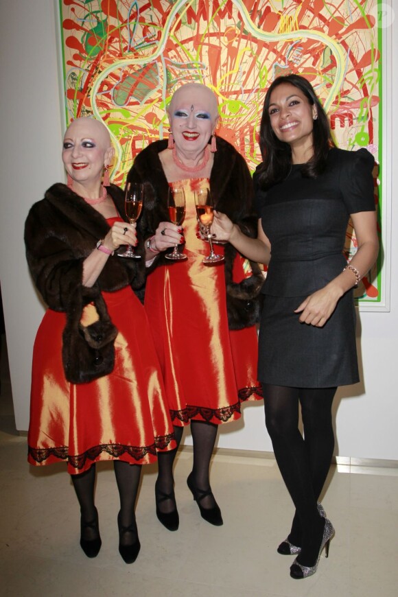 Rosario Dawson trique avec les artistes Eva et Adele à Hambourg, le 31 janvier 2012.