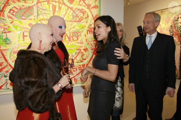 Rosario Dawson discute avec les artistes Eva et Adele à Hambourg, le 31 janvier 2012.