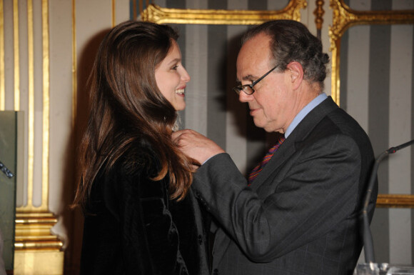 Laetitia Casta décorée par Frédéric Mitterand dans l'ordre des Arts et Lettres à Paris, le 1er février 2012.