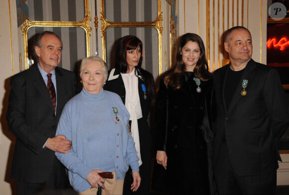 Laetitia Casta, Jean-Pierre Jeunet, Aline Bonetto et Claude Gensac, décorés par Frédéric Mitterand dans l'ordre des Arts et Lettres à Paris, le 1er février 2012.