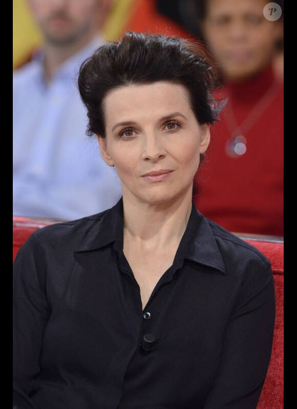 Juliette Binoche sur le plateau de Vivement dimanche - tourné le 1er février, diffusé le 5 sur France 2.