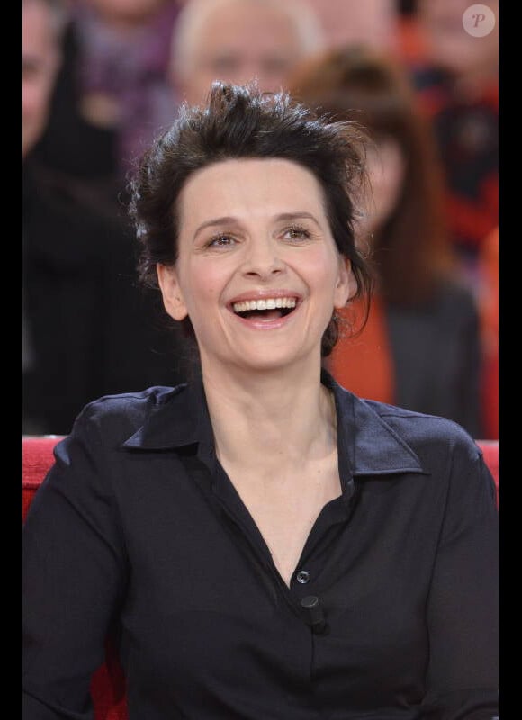 Juliette Binoche sur le plateau de Vivement dimanche - tourné le 1er février, diffusé le 5 sur France 2.