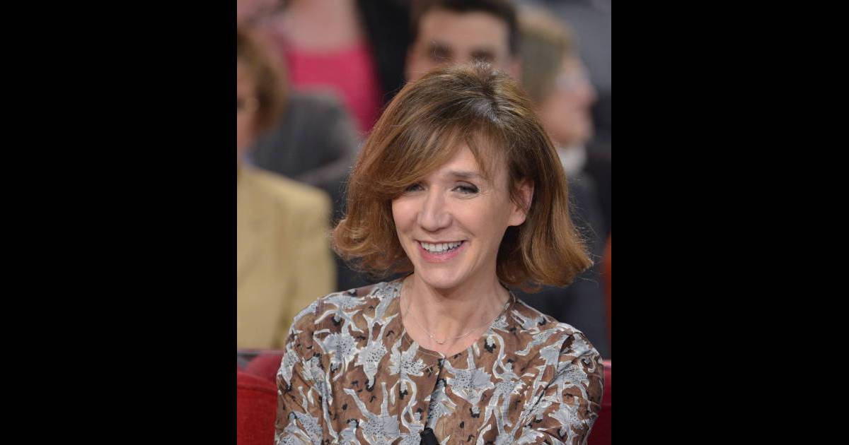 Virginie Lemoine sur le plateau de Vivement dimanche tourné le 1er