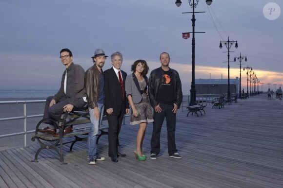The Little Willies : Dan Rieser, Richard Julian, Jim Campilongo, Norah Jones et Lee Alexander (bass). À Coney Island, près de New York, en novembre 2011.