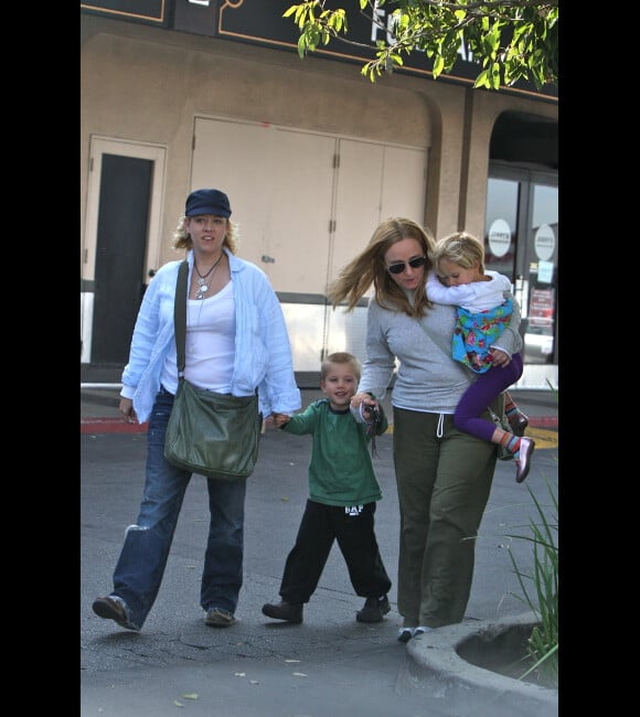 Melissa Etheridge, Tammy Lynn Michaels et leurs deux jumeaux Miller Steven et Johnnie Rose très complices le 19 janvier 2011 à Woodland Hills en Californie