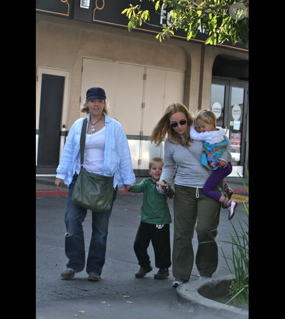 Melissa Etheridge et Tammy Lynn Michaels s'amusent avec leurs deux jumeaux Miller Steven et Johnnie Rose le 19 janvier 2011 à Woodland Hills en Californie