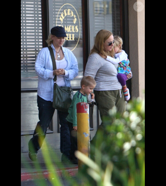 Melissa Etheridge, Tammy Lynn Michaels et leurs deux jumeaux Miller Steven et Johnnie Rose se sont offert un déjeuner en famille le 19 janvier 2011 à Woodland Hills en Californie