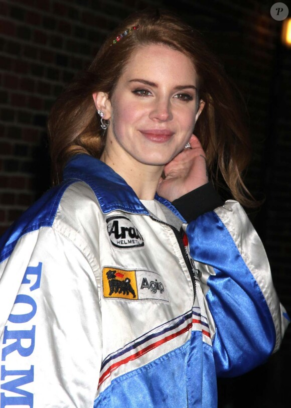 Lana Del Rey quitte le Late Show de David Letterman, le sentiment du travail bien fait, à New York, le 2 février 2012.