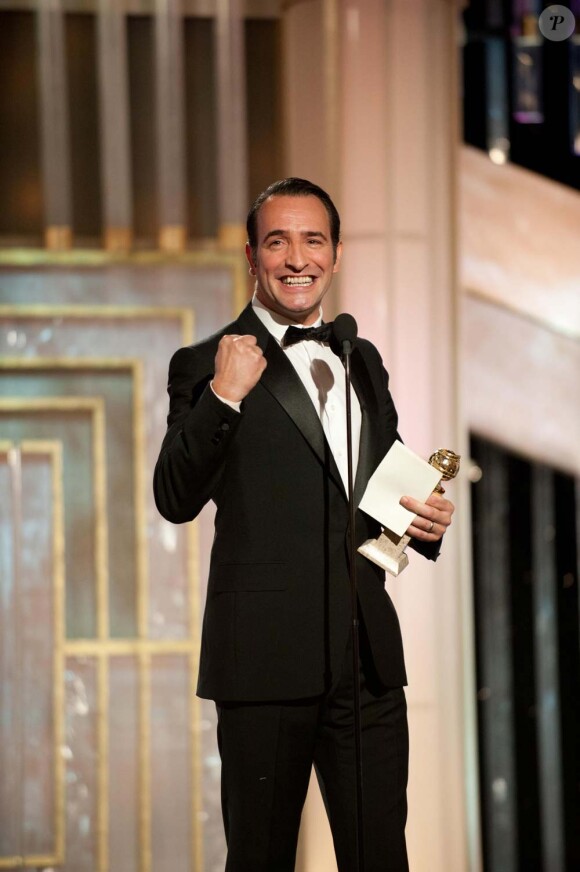 Jean Dujardin reçoit un Golden Globe à Los Angeles, le 20 janvier 2012.