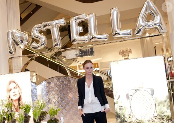 Stella McCartney présente son pop up store dressé dans le centre commercial Selfridges à Londres, le 8 février 2012.