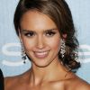 Jessica Alba porte un chignon flou et bas pour une coiffure glamour sans effet figé. Un must pour dégager le visage tout en conservant un esprit romantique.