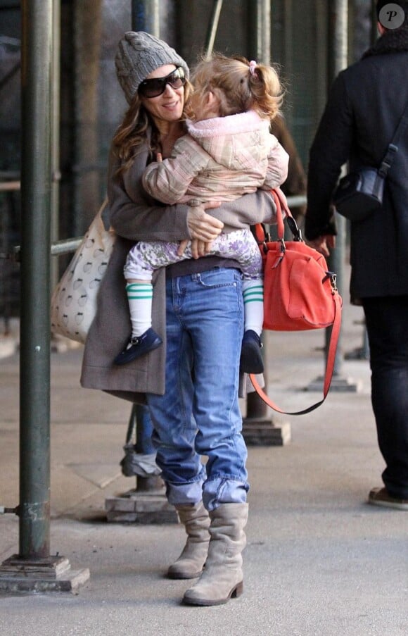 Sarah Jessica Parker avec l'une de ses fillettes, en février 2012.