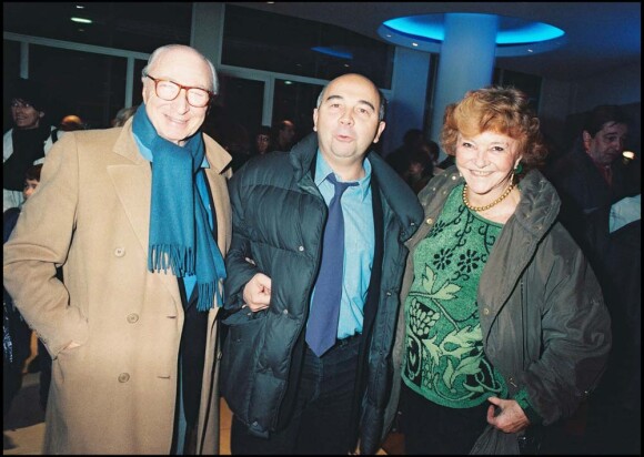 Sophie Desmarets, Gérard Oury et Gérard Jugnot à la première du film Fallait pas !, à Paris, le 18 novembre 1996.