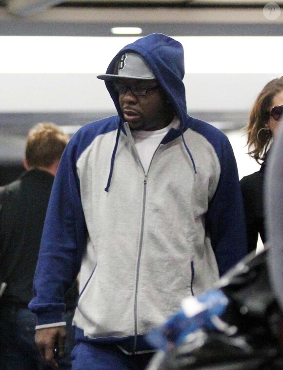 Bobby Brown, ex-mari de Whitney, arrive à aéroport de Los Angeles pour s'occuper de sa fille Bobbi Kristina, le 12 février 2012.