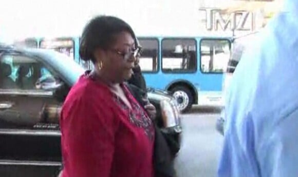 Mary Jones, la tante de Whitney Houston qui trouvé le corps, à l'aéroport de Los Angeles, le 13 février 2012. (Image TMZ)