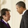 Al Pacino reçoit la Médaille nationale des arts des mains de Barack Obama le 13 février 2012 à la Maison Blanche à Washington